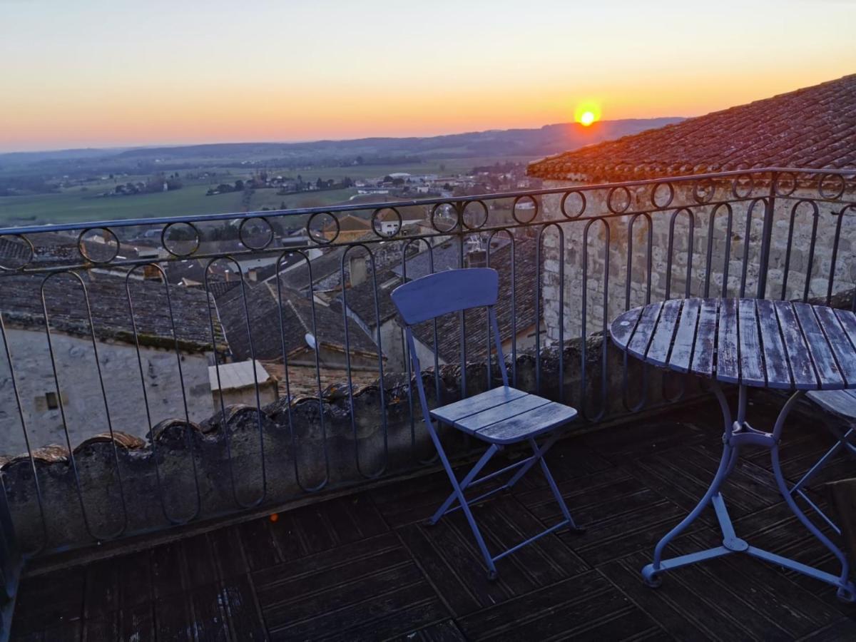 Maison De Charme Spacieuse, Terrasse Et Vue Sur La Place Монфланкин Екстериор снимка